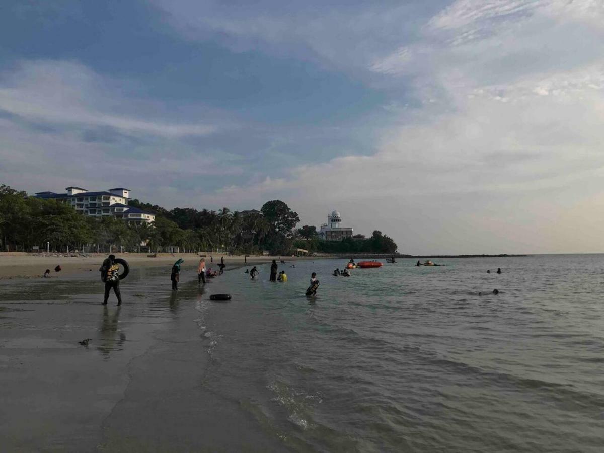 Comfy Beachfront View At Seri Bulan Condominium Teluk Kemang Beach Port Dickson Exterior photo