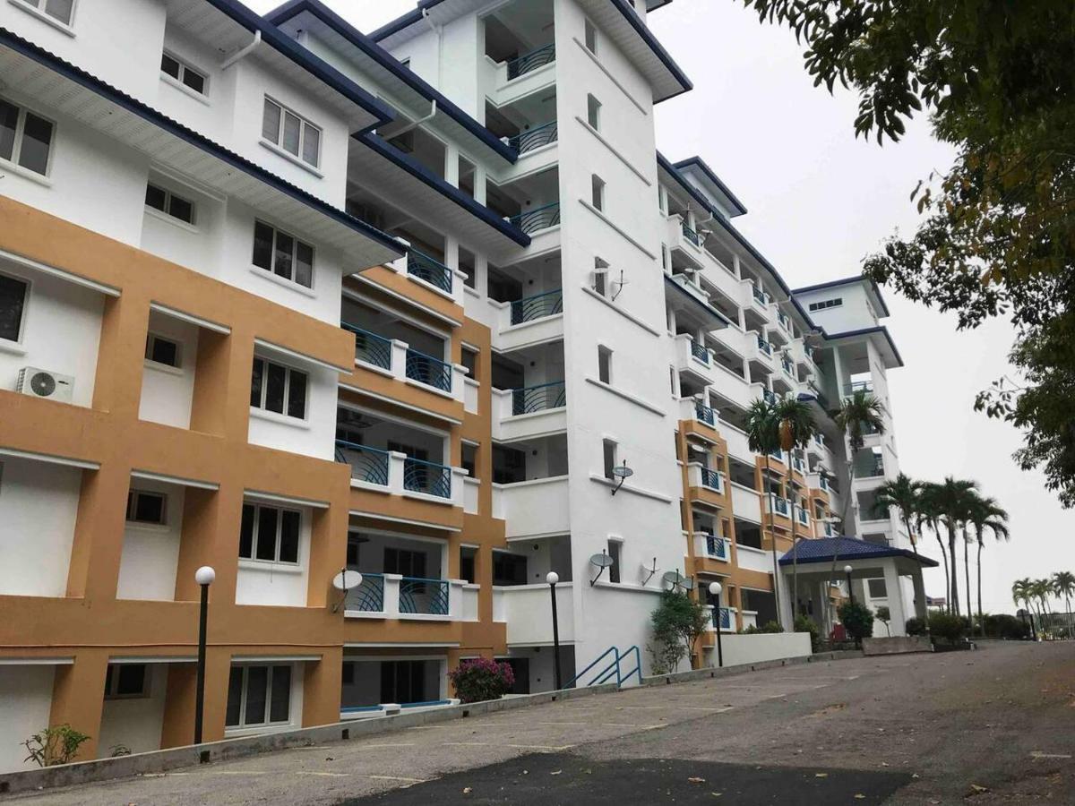 Comfy Beachfront View At Seri Bulan Condominium Teluk Kemang Beach Port Dickson Exterior photo