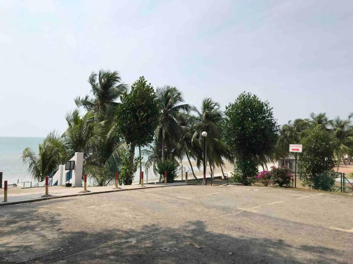 Comfy Beachfront View At Seri Bulan Condominium Teluk Kemang Beach Port Dickson Exterior photo