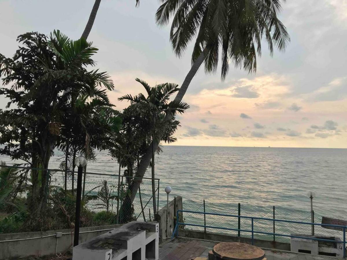 Comfy Beachfront View At Seri Bulan Condominium Teluk Kemang Beach Port Dickson Exterior photo